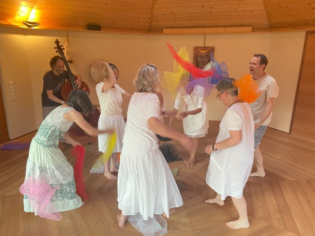 Rio Abierto (spanisch => offener Fluss) ist eine impulsierende Bewegungsmethode aus Südamerika und wurde 1966 von der Argentinierin Maria Adela Palcos gegrün