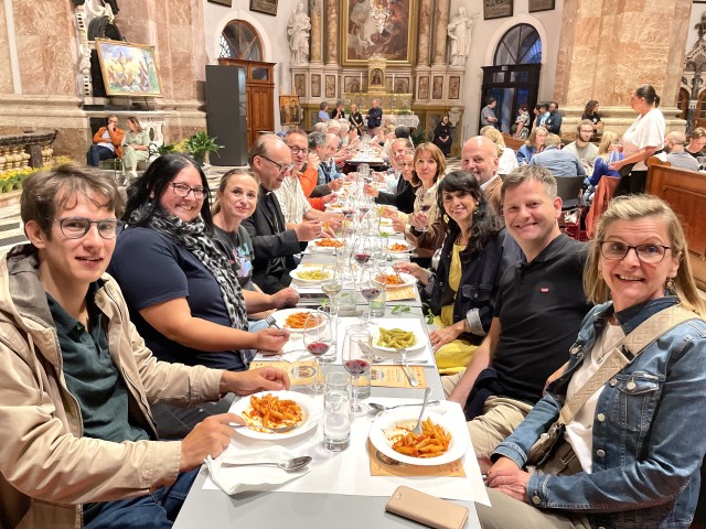 Große Tischgemeinschaft im Dom bei „Pasta per tutti“ 