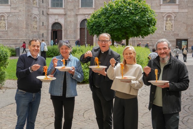 Bischof Hermann Glettler und Piero Salituri (Istituto Italiano Dante Alighieri) gemeinsam mit Vertreter:innen der Einrichtungen, für die im Rahmen von „Pasta per Tutti“ Spenden gesammelt werden: Sabine Trummer (DOWAS), Karin Lichtner (Caritas) und Michael Hennermann (Verein für Obdachlose)    Bildnachweis: Cincelli/dibk.at 