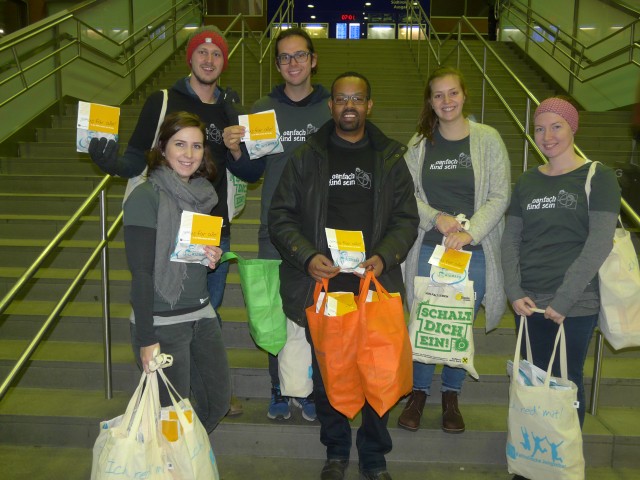Verteilaktion der Jungschar der Diözese Innsbruck zum Tag der Kinderrechte