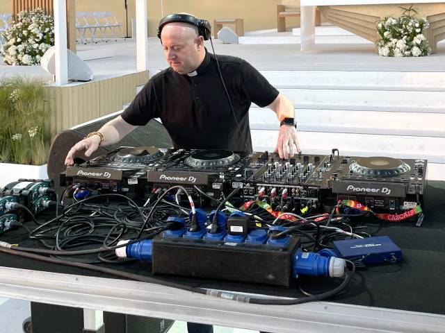 Weltjugendtag wirkt mit DJ-Priester in Sozialen Medien nach