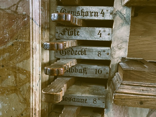 Detail der Orgel von Kronthaler in Ried im Oberinntal (erbaut 1733)