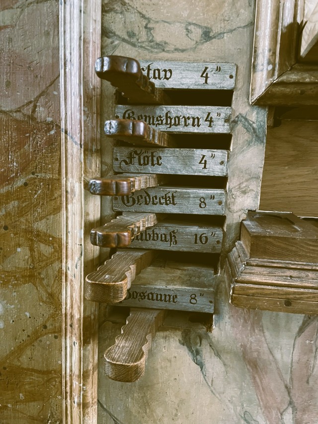 Detail der Orgel von Kronthaler in Ried im Oberinntal (erbaut 1733)