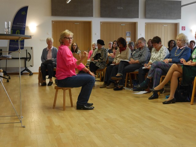 Ein Melkschemel als Symbol für tragfähige Entscheidungen. Rückblick zum Vormittag mit Melanie Wolfers