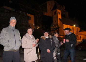 stimmungsvoller Abschluss des Festes bei der Agape auf dem Kirchplatz in Heinfels