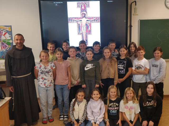 Bruder Rene auf Schulbesuch an der MS Hippach