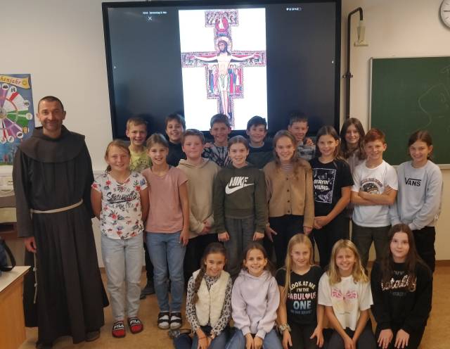 Bruder Rene auf Schulbesuch an der MS Hippach