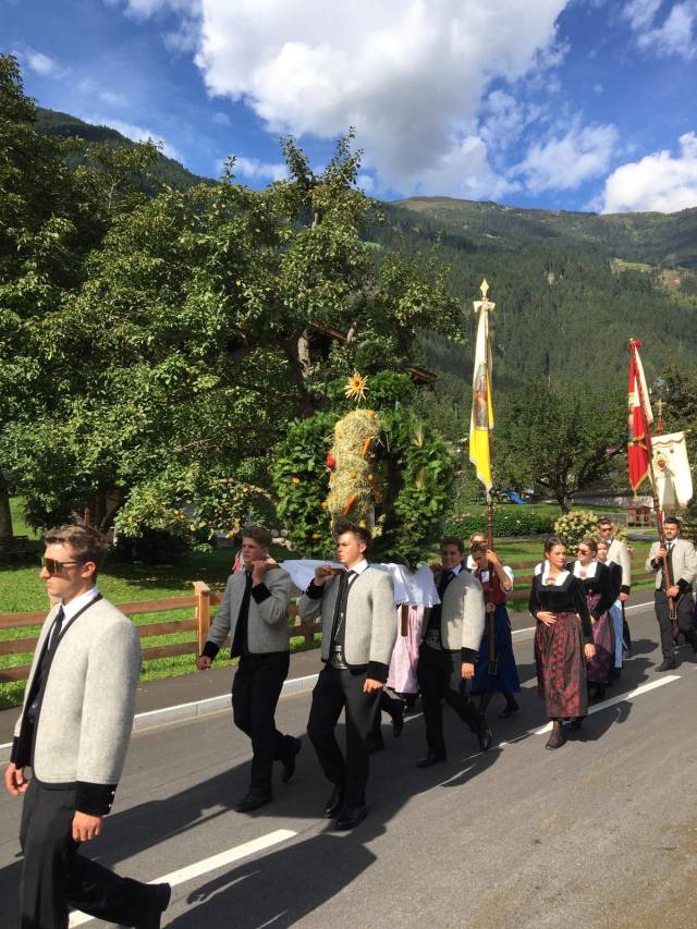Erntedankfest und -prozession in der Pfarre Hippach