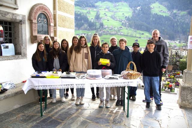 Kuchenverkauf der Firmlinge für einen guten Zweck