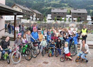Gruppenfoto nach der Kinderfahrzeugsegnung