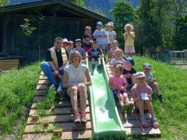 Pfarrer Piotr zu Besuch im Naturkindergarten Auenland-Sidan
