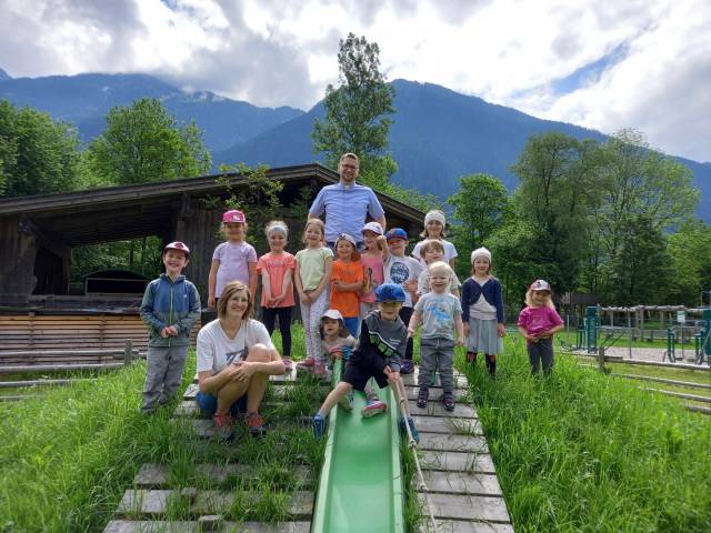 Pfarrer Piotr zu Besuch im Naturkindergarten Auenland-Sidan