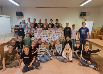 Schüler:innen der 1. Klasse mit dem Puzzle