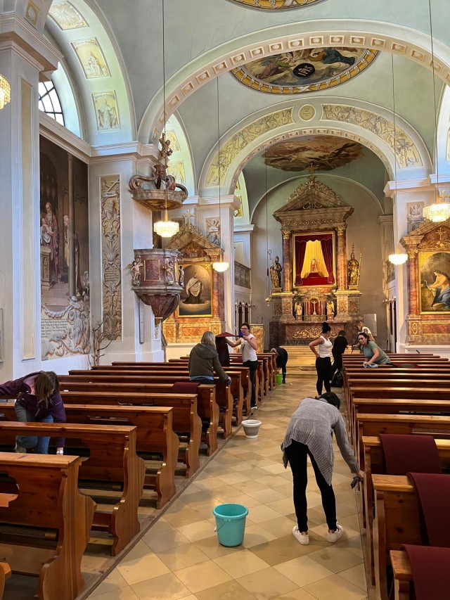 Glänzende Kirchen, strahlende Gesichter - Kirchenputz in Hippach und Aschau