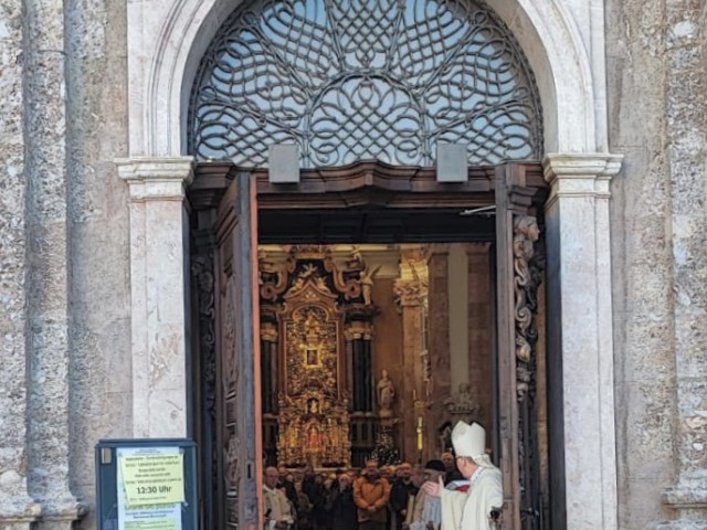 Offene Türen als Einladung