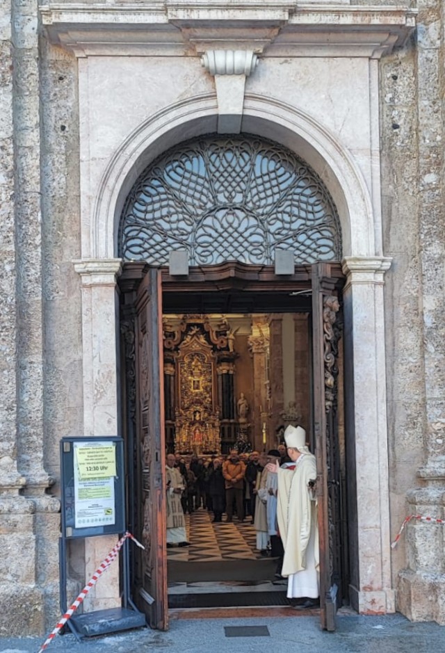 Offene Türen als Einladung